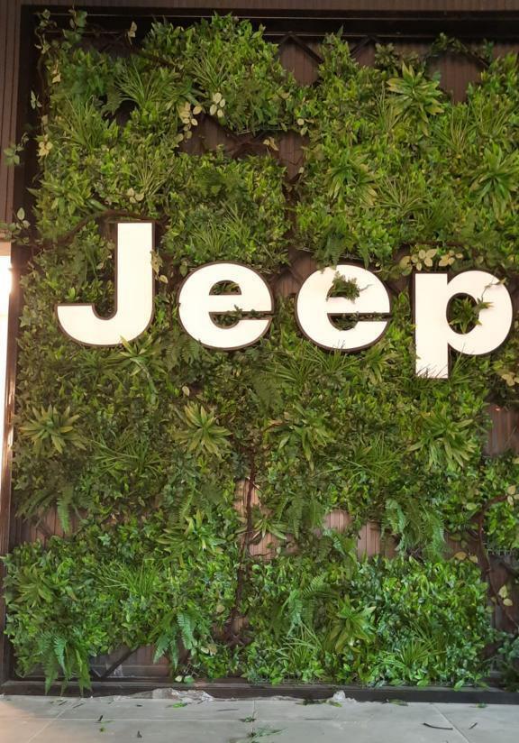 جدار أخضر لهوية Jeep — مشاريع تجارية • جدران خضراء وهوية من روائع الزرع للمقاولات في جدة